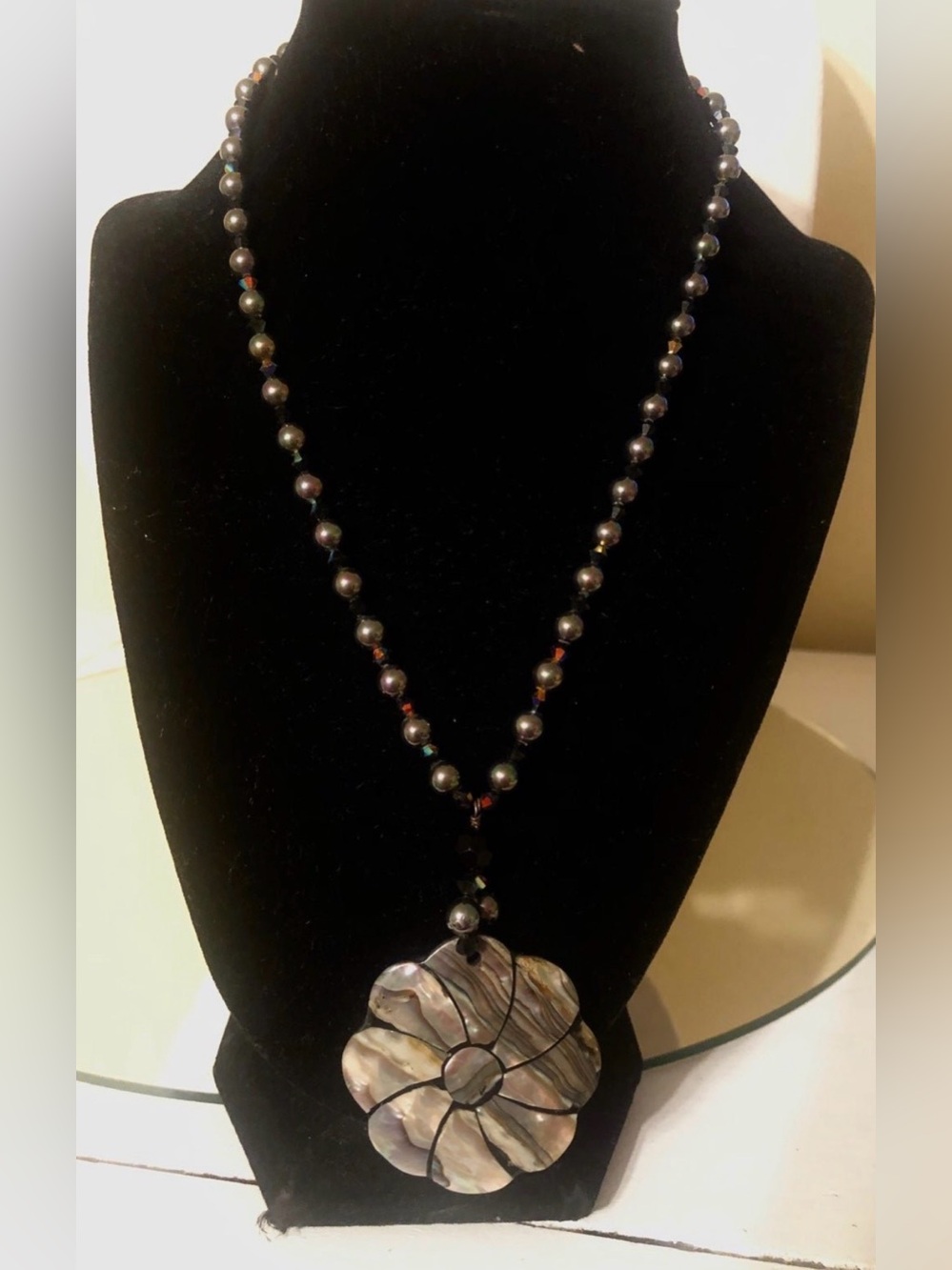 Esquisite Mother of Pearl Flower Pendant Statement Necklace